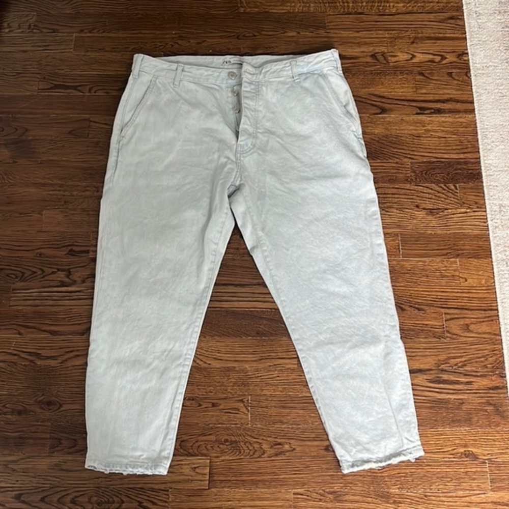 Zara Loose Cropped Jeans‎ in light denim wash.